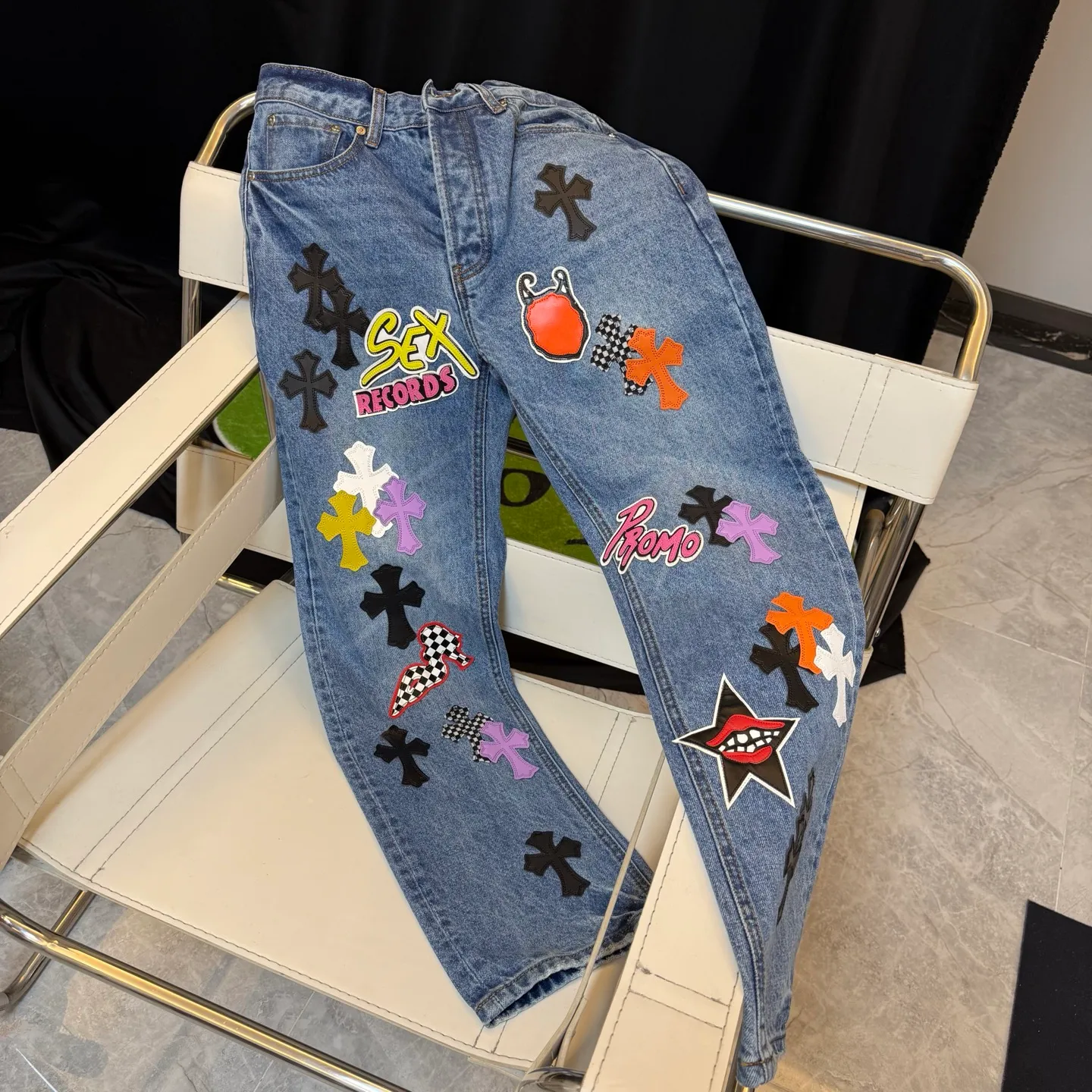 P330 model number: D334 ChromeHearts graffiti leather cow king color #washed blue size #28-36 (s m l xl xxl) S waist 77 hip 102 trouser length 102 trouser opening 20 M waist 81 hip 106 trouser length 104 trouser opening 21 L waist 85 hip 110 trouser length 106 Cuff 21.5